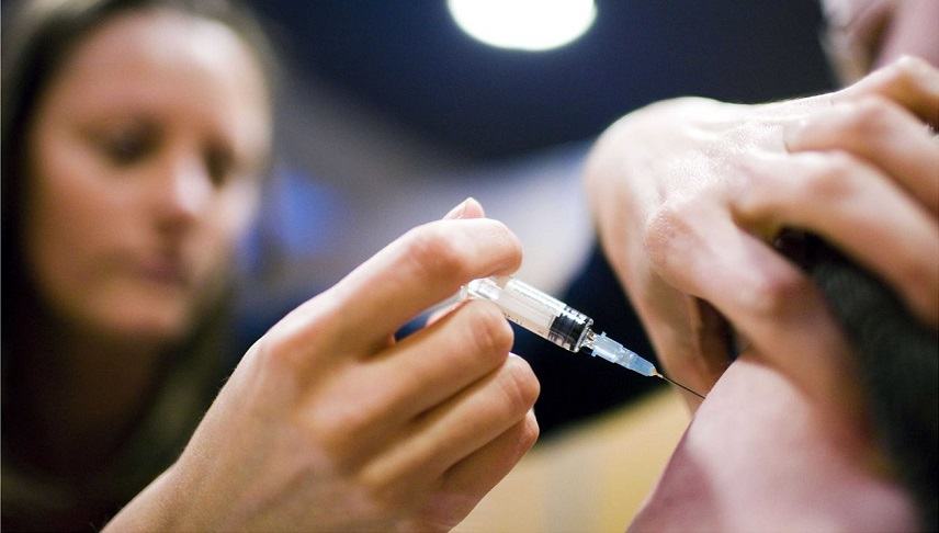 Κορονοϊός: Πόσο μειώνει το κίνδυνο της επαναλοίμωξης το ενισχυτικό εμβόλιο