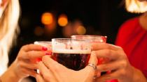 Πώς το αλκοόλ επηρεάζει το σώμα καθώς γερνάμε - Οι κίνδυνοι για την υγεία και το ένζυμο που χάνεται