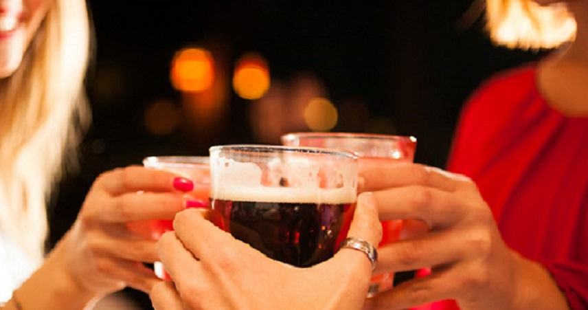 Πώς το αλκοόλ επηρεάζει το σώμα καθώς γερνάμε - Οι κίνδυνοι για την υγεία και το ένζυμο που χάνεται
