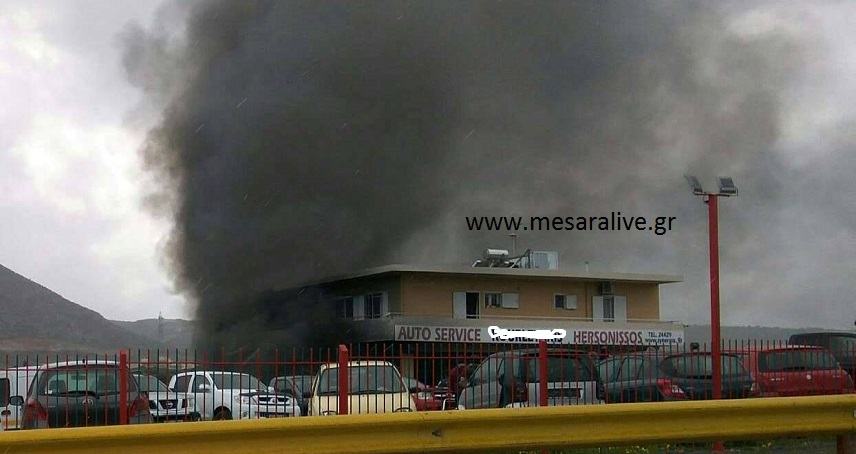 Κόλαση φωτιάς σε συνεργείο αυτοκινήτων στη Χερσόνησο