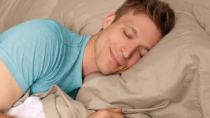 Καύσωνας: Πώς επηρεάζει τον ύπνο και τι μπορείτε να κάνετε