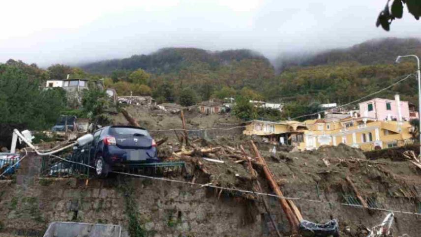 Εικόνες αποκάλυψης από τις πλημμύρες στην Ιταλία: Δύο νεκροί στην Ίσκια και 10 αγνοούμενοι