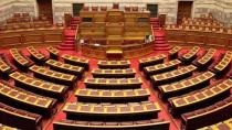 Βουλή: Διασταυρώνουν τα ξίφη τους με φόντο τις υποκλοπές