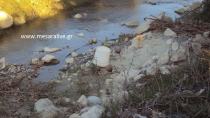 Σκουπίδια κατέβασαν πάλι τα ποτάμια στη Μεσαρά