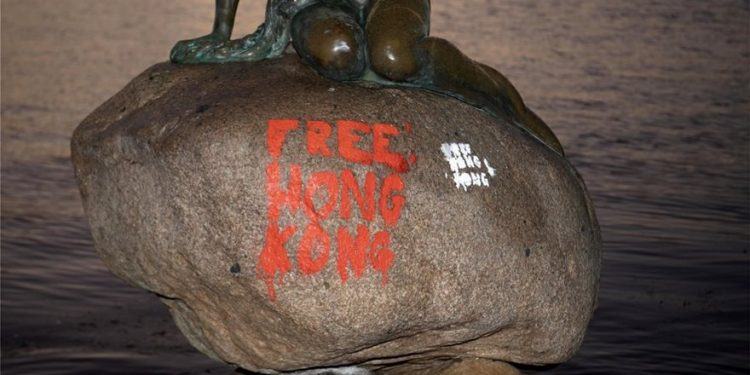 Δανία: Βανδάλισαν τη Γοργόνα γράφοντας «Ελευθερώστε το Χονγκ Κονγκ»