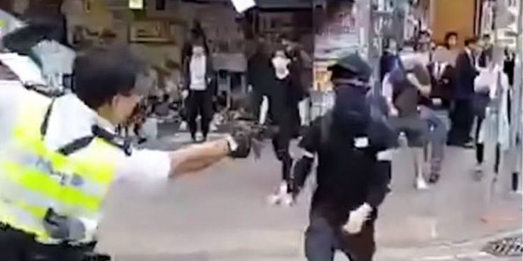 Παγκόσμιο σοκ με το βίντεο που δείχνει αστυνομικό να πυροβολεί διαδηλωτή