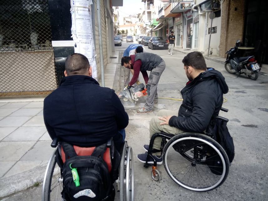 Εργασίες για τη διαμόρφωση προσβάσιμων πεζοδρομίων με τη συνεργασία του Δήμου Φαιστού