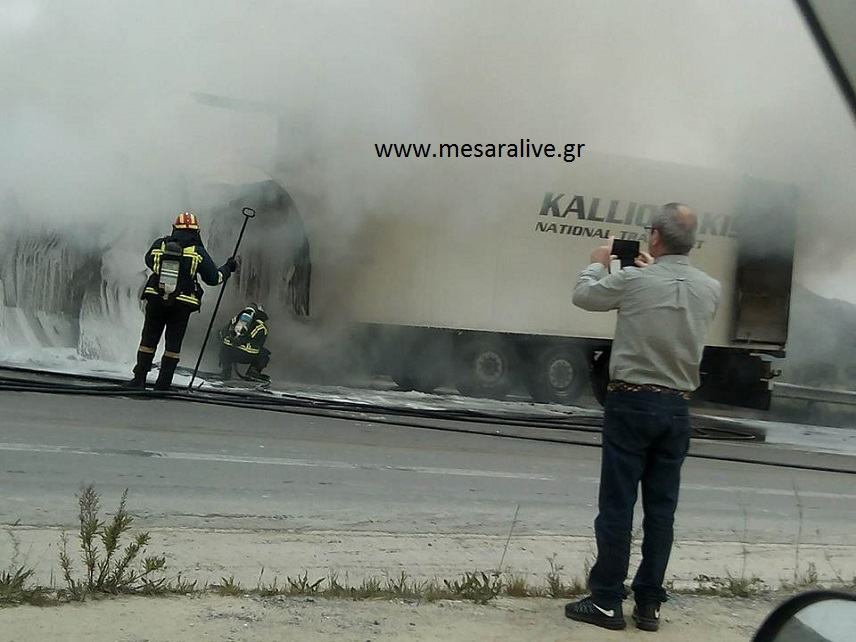 Φωτιά σε νταλίκα έξω από την Αγία Βαρβάρα