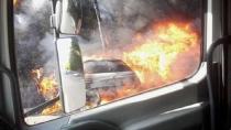 Σοβαρό τροχαίο στην εθνική - Φλόγες τύλιξαν το αυτοκίνητο