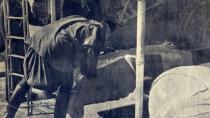 Ο κρητικός σκύβει και προσκυνά το φέρετρο του Εθνάρχη...το τέλος μιας περήφανης χώρας!