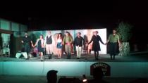 «Βούλιαξε» από κόσμο το Ανοιχτό Θέατρο Ζαρού στην πρεμιέρα του έργου «Σηκωματαριά ελιά»