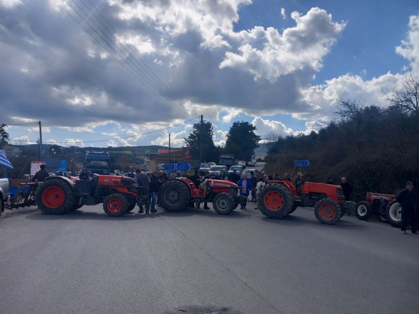 Στα μπλόκα παραμένουν οι αγρότες της Κρήτης-Κάλεσμα σε νέα συνέλευση