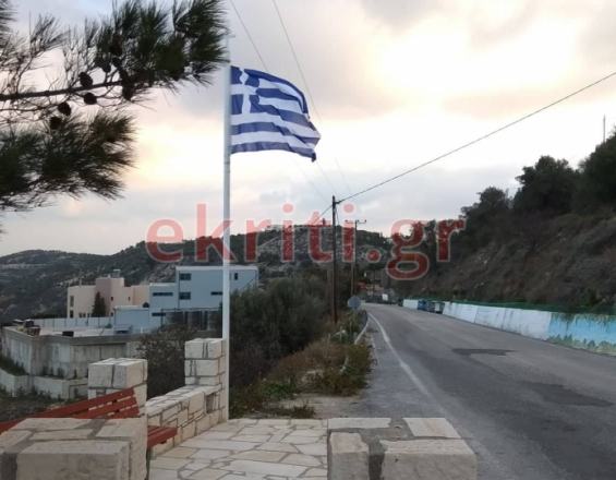 Ηράκλειο: Δεμένη... με σύρμα πλέον η σημαία, μετά την κλοπή (φωτο)