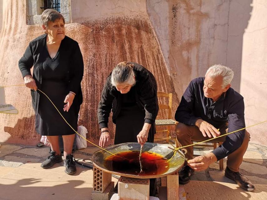 Ζαρός: Έζωσαν με κερί την Αγια Κυριακή