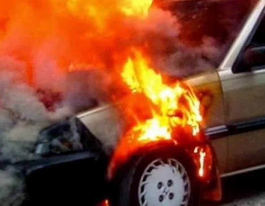 Μεγάλες ζημιές σε δύο αυτοκίνητα που τυλίχθηκαν στις φλόγες