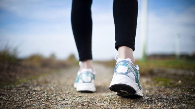 Δύο λεπτά περπάτημα μπορούν να μειώσουν το σάκχαρο έως και 17% -Πότε να το κάνετε