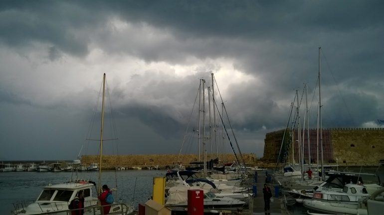 Κι όμως είναι...είδηση! Βρέχει στην Κρήτη