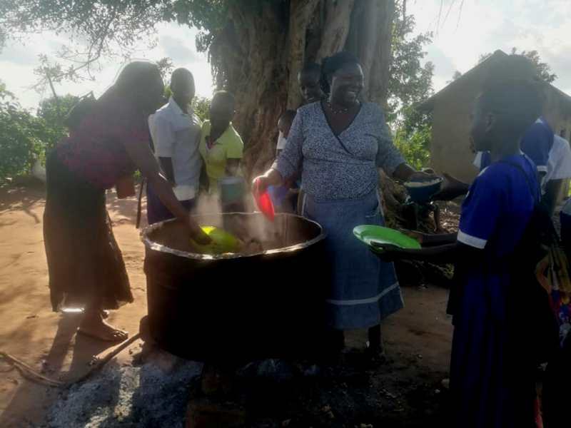 Από το Τυμπάκι στην Ουγκάντα: Η αξιαγάπητη μαγείρισσα και η σχέση της με όλους (φωτο)