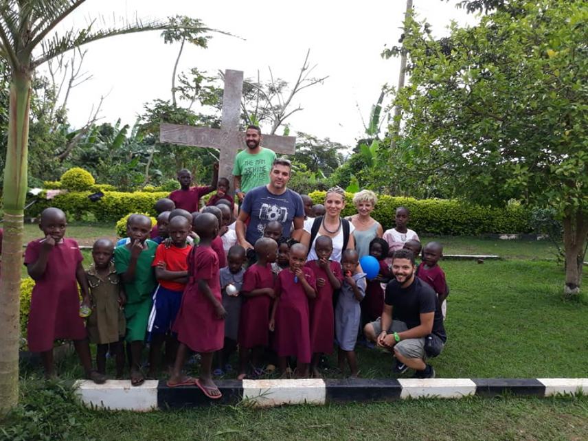 Γύρισαν συγκινημένοι από Ουγκάντα και έτοιμοι να ταξιδέψουν ξανά! (φωτο + βιντεο)