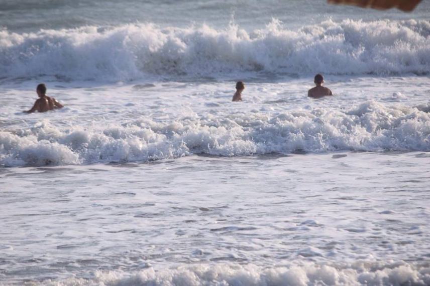 Αψήφησαν τα κύματα και μπήκαν στη θάλασσα στο Κόκκινου Πύργου (φωτο)