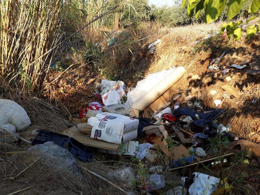 Μεσαρά: Έριξαν τα σκουπίδια στον Κουτσουλίδη ποταμό