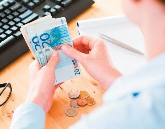 Οι μεγάλοι κερδισμένοι της νέας φορολογίας που γλιτώνουν φόρο 1.300 ευρώ