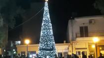 Φωταγωγήθηκε μέσα σε γιορτινό κλίμα το χριστουγεννιάτικό δέντρο στο Τυμπάκι