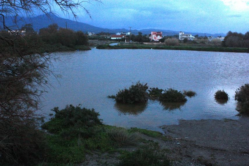 Μια υπεροχη λίμνη στη Μεσαρά (φωτο)