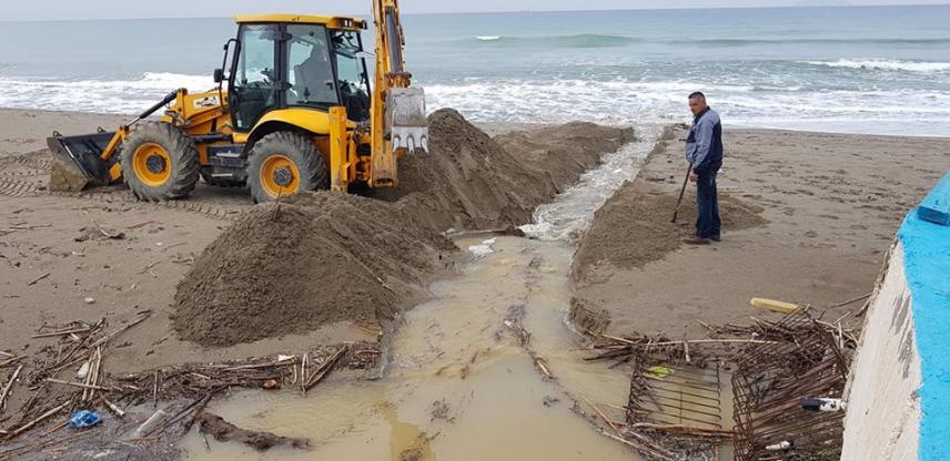 Καλαμάκι: Άμεση παρέμβαση για να καταλήξει το νερό στη θάλασσα (φωτο)