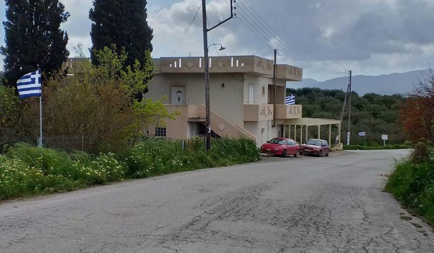 Γέμισαν το χωριό με ελληνικές σημαίες