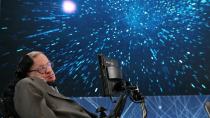 Ο Stephen Hawking ταξιδεύει στο σύμπαν συντροφιά με την μουσική του Βαγγέλη Παπαθανασίου