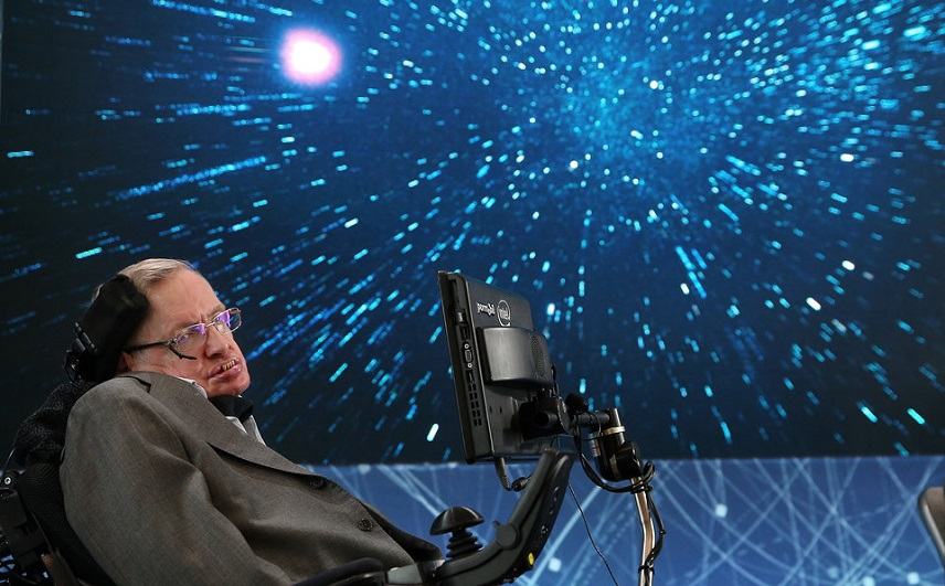 Ο Stephen Hawking ταξιδεύει στο σύμπαν συντροφιά με την μουσική του Βαγγέλη Παπαθανασίου