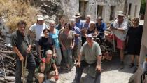 Γερμανοί εθελοντές αναπλάθουν την Μιαμού ομορφαίνοντας το χωριό