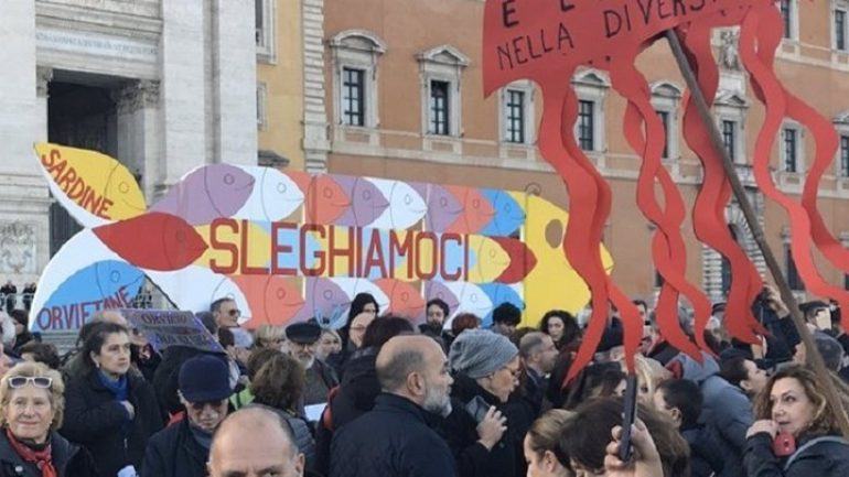 Ιταλία: Νέα κινητοποίηση από το «κίνημα της σαρδέλας»