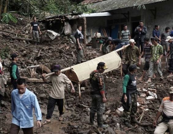Δεκάδες νεκροί και χιλιάδες εκτοπισμένοι από τις πλημμύρες στην Ινδονησία
