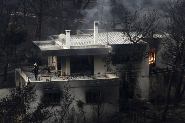 Ανεβαίνει και άλλο η λίστα των νεκρών από τις πυρκαγιές