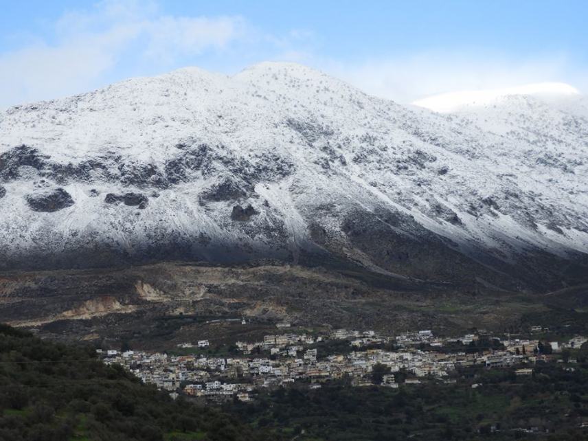 Tα χιόνια έφτασαν μέχρι τη Γέργερη