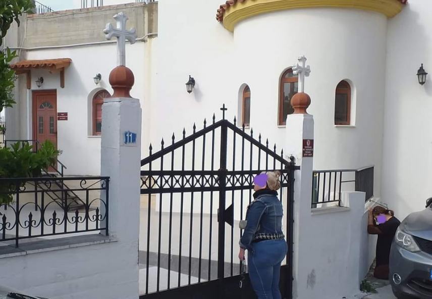 Μεσαρά: Οι πιστοί στέκονταν έξω από τις εκκλησίες για να προσευχηθούν