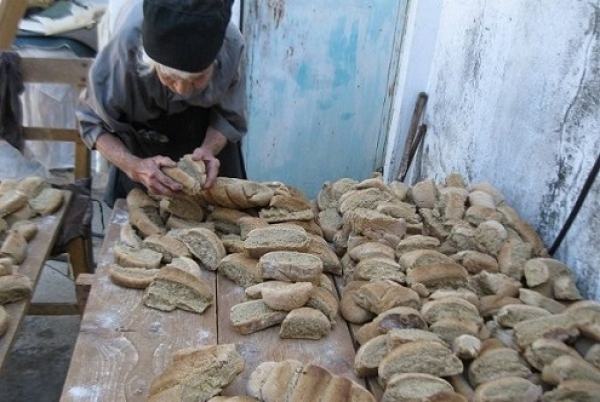 Mεσαρά: Η 88χρονη γιαγιά που ζύμωνε 110 ψωμιά!