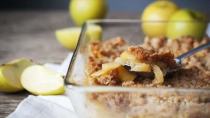 Φτιάξτε ένα από τα πιο νόστιμα και εύκολα γλυκά με μήλο