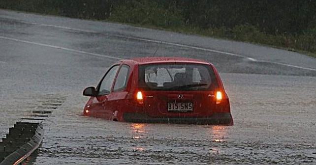 Αυτοκίνητο παρασύρθηκε από τα νερά της βροχής - Προβλήματα και στη Μεσαρά