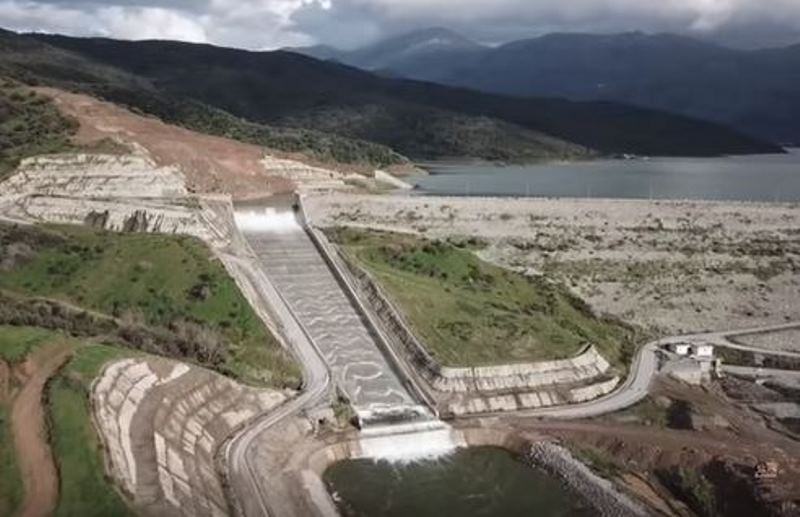 Δείτε την υπερχείλιση του Φράγματος Αποσελέμη από ψηλά (βίντεο)