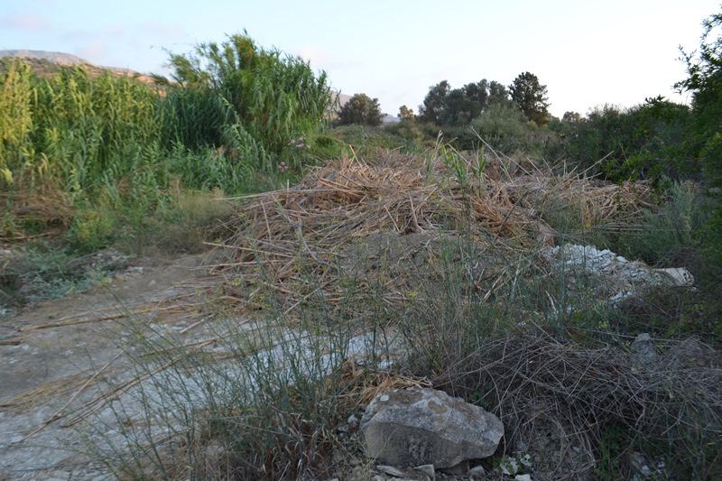 Σίβας: Τα στοιβαγμένα καλάμια απειλούν... με φωτιά (φωτο)