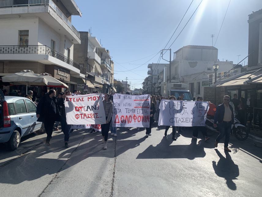 Γυμνάσιο-Λύκειο Τυμπακίου: Πορεία διαμαρτυρίας μαθητών κι εκπαιδευτικών για το δυστύχημα στα Τέμπη