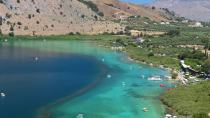Λίμνη Κουρνά: Τα νερά έφτασαν μέχρι τις ταβέρνες (βίντεο)