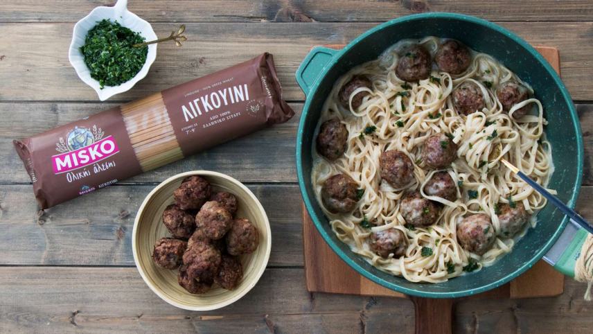 Μακαρόνια με κεφτεδάκια σε λευκή σάλτσα