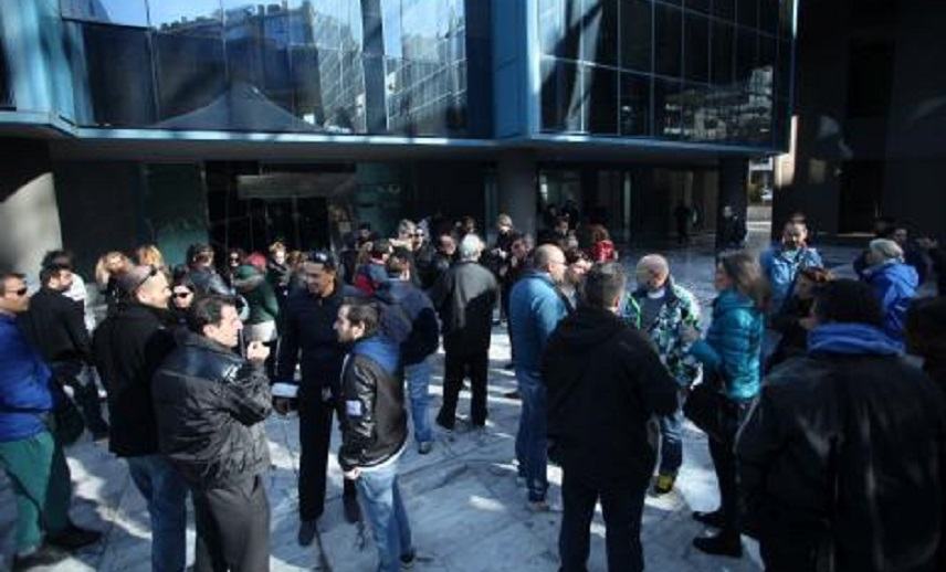 Απλήρωτοι εργαζόμενοι διαμαρτύρήθηκαν έξω από τα γραφεία του Mega