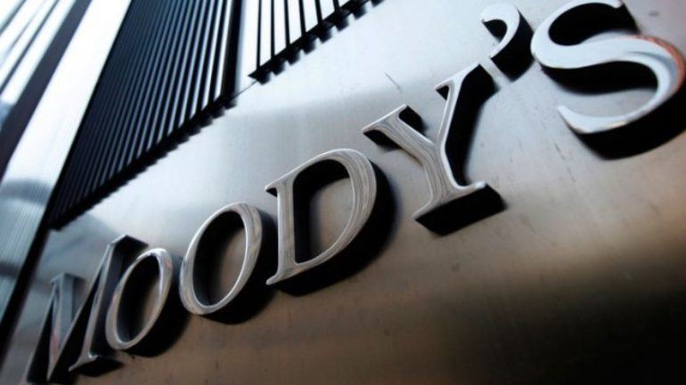 Ο οίκος Moody’s απειλεί να υποβαθμίσει το βρετανικό κρατικό αξιόχρεο