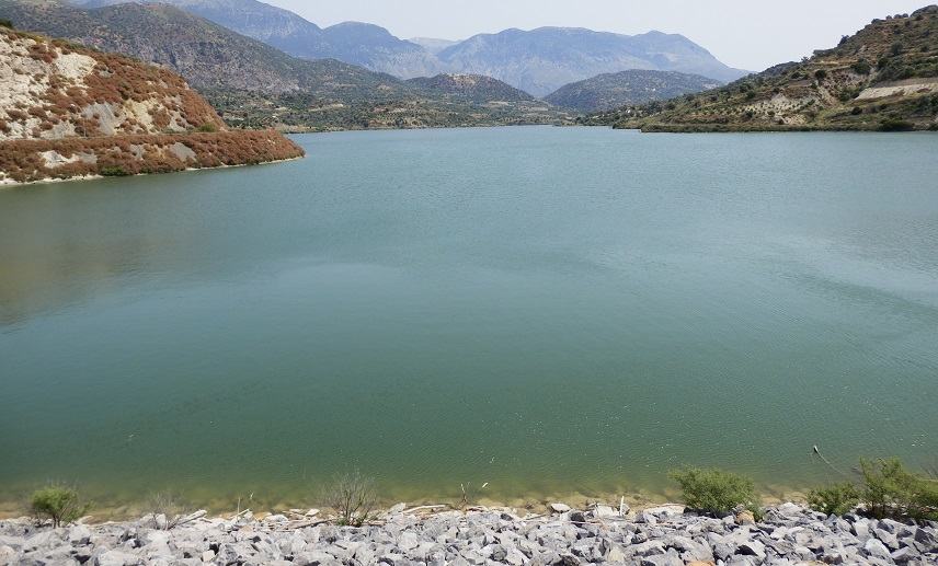 Οι βροχές και τα χιόνια έφεραν νερό στο Φράγμα Φανερωμένης