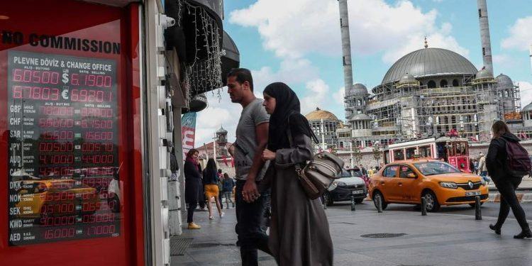 Υποχώρηση της τουρκικής λίρας σε νέο ιστορικό χαμηλό
